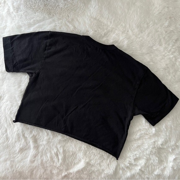 COMME DES GARÇONS PLAY Black Heart Patch Cropped T-Shirt in Black - Picture 2 of 7